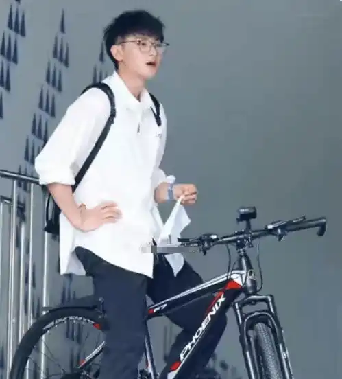 杨紫蒋欣录制萌探,嘉宾造型青春,黄子韬不去演校园剧可惜
