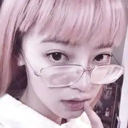 玩网干净女头藏不住心中深情
