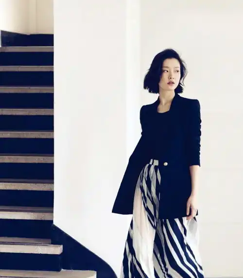 杜鹃不愧是禁欲系女神,穿西装配半身裙,合影甩陈晓几条街
