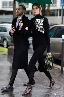 这对itcouple的街拍,勘称情侣搭配的教科书
