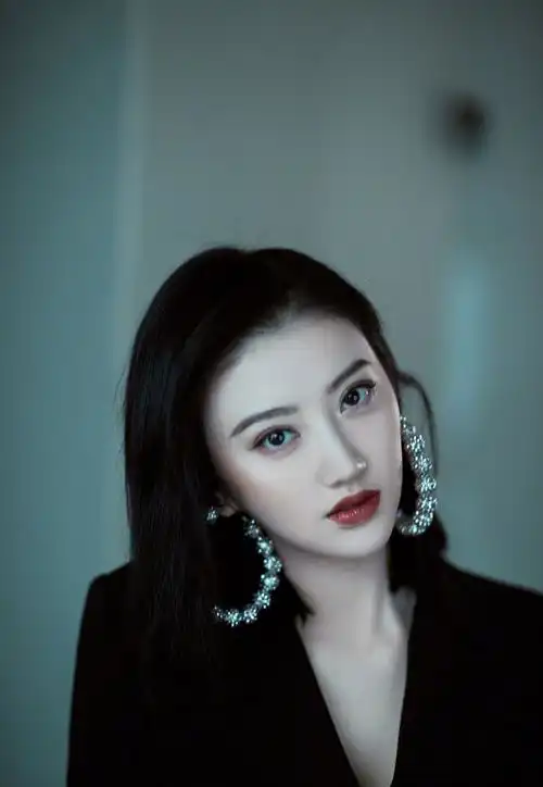 景甜金色亮片上衣搭配半身裙气场开挂,30岁嫩回20岁少女,美极了
