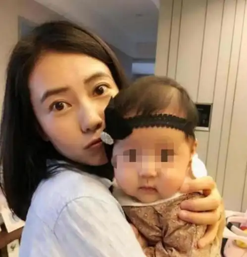 高圆圆2岁女颜值曝光,和赵又廷克隆粘贴,网友未来可期
