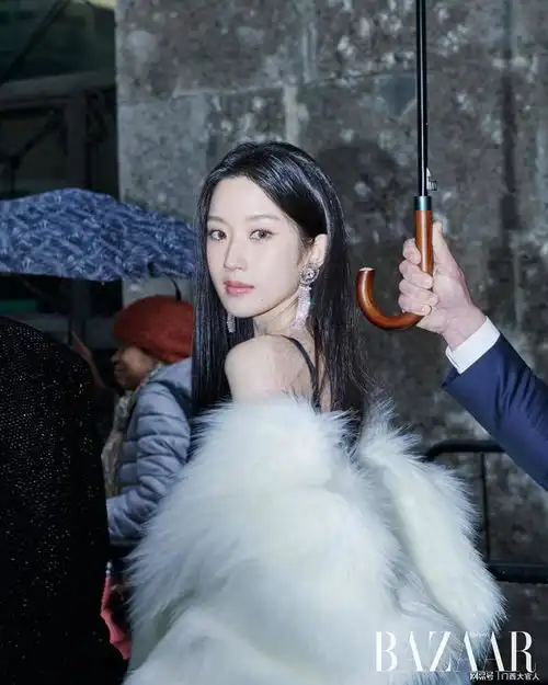 韩国女星文佳瑛闪耀米兰时装周,禁欲系脸显高级
