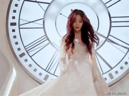 火箭少女穿婚纱拍闺蜜照,杨芸晴仙气,yamy飒爽,杨超越变公主
