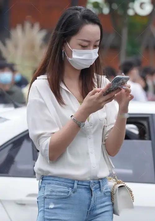 丰腴的无痕打底裤美女,层次感比较强,优雅大气
