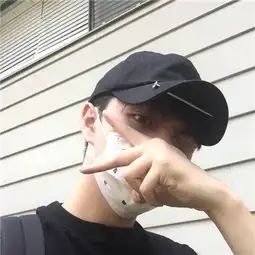 最新头戴帽子的帅气男生头像2018有灯塔的地方定会有故事
