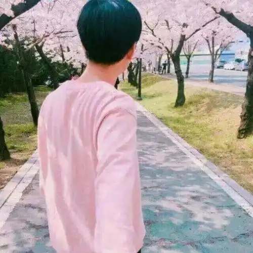 一男一女男穿粉色衣服的情侣头像
