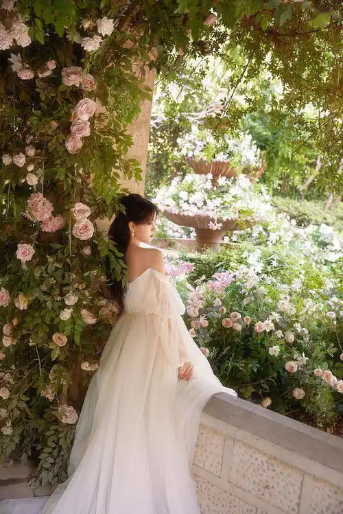 欧阳娜娜花园大片尽显少女甜美气质公主编发搭白纱裙温柔优雅
