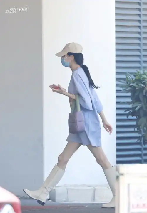 迪丽热巴亮相机场,香芋紫t恤配白色中筒靴,穿出夏日清爽
