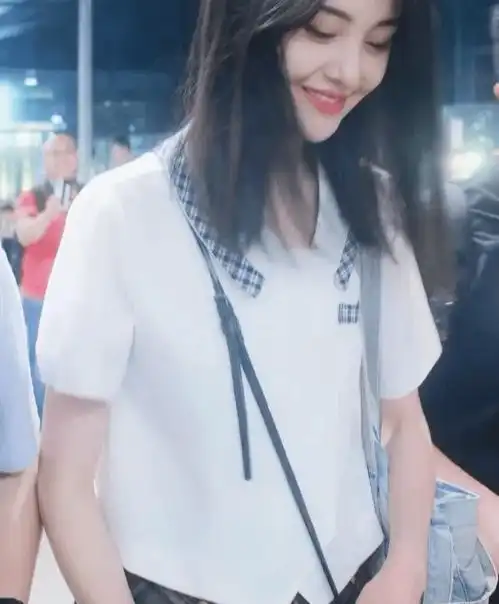 粉红上衣配短裙,回归小仙女本色,恋爱中的郑爽穿衣这么甜
