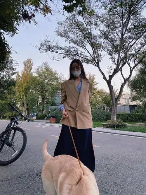 张天爱分享秋日最in穿搭衬衫叠穿驼色西服,率性不失时尚感
