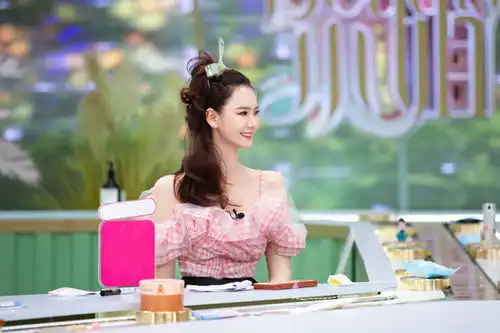 戚薇衣品令人惊艳,这次少女搭配可甜可盐,这眼妆太有意思了
