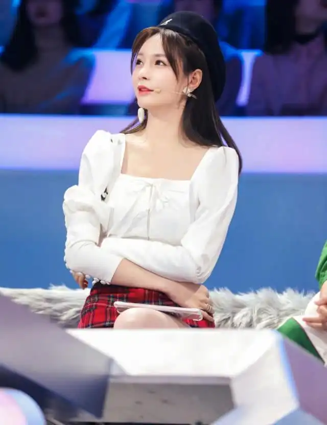 娱乐圈里隐藏的时尚达人沈梦辰穿搭太惊艳,风格多变可甜可盐
