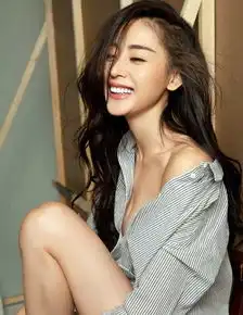 张天爱超短裙性感亮相,手中提的蛇皮袋成亮点
