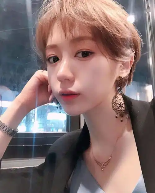 女人染黄头发,到底是变美了还是变丑了大家怎么看
