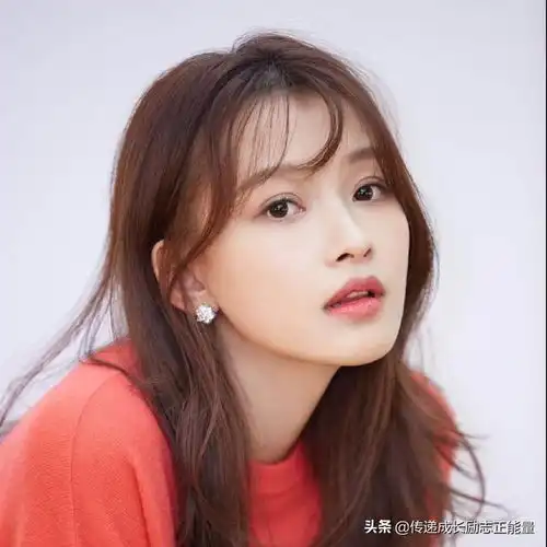 她来自吉林,甜美迷人的长相,阳光灿烂的笑容,颇有小花旦气势
