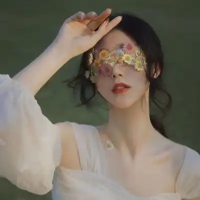 枯黄的梧桐落叶载着少年时代未落幕的心动.
