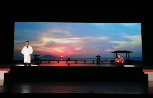 原创抗疫话剧逆行者震撼首演天团领队当原型,交大师生倾情出演
