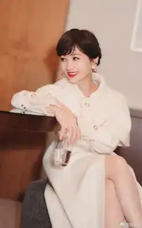 赵雅芝穿白色大衣显端庄温柔凝视镜头气质高雅
