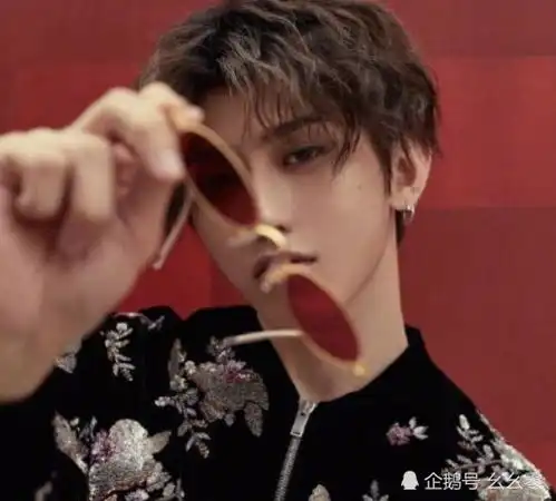 黄子韬我183cm,蔡徐坤我183cm,当穿上同款外套
