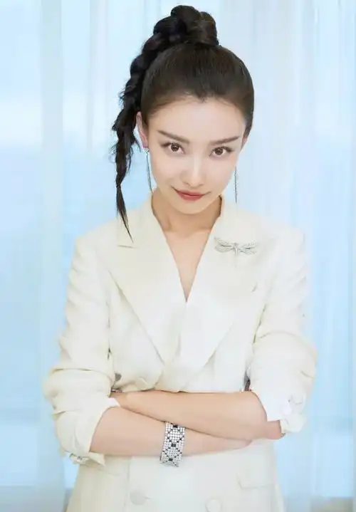 学倪妮演绎魅力单身式穿搭和井柏然分手后的她依旧穿出了大片般的女神即时感
