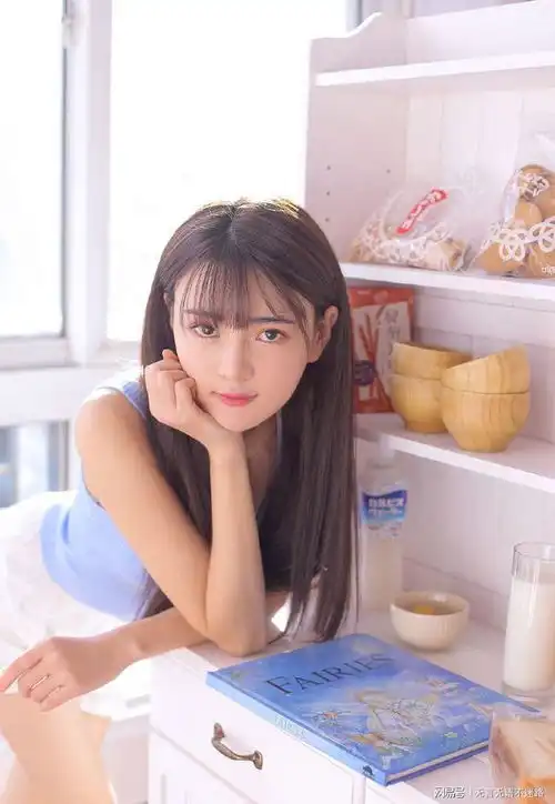 美女身穿蓝色针织吊带搭配白色系短裤,清新活力感扑面而来

