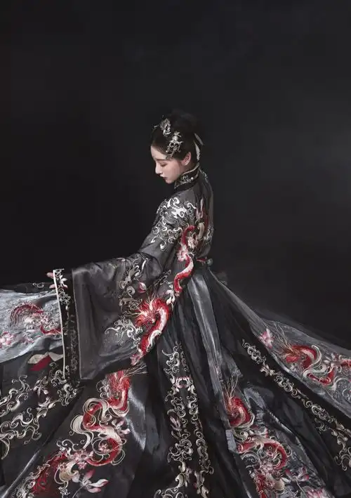 黑色系重工刺绣汉服,既华贵又优雅,女生也能非常霸气
