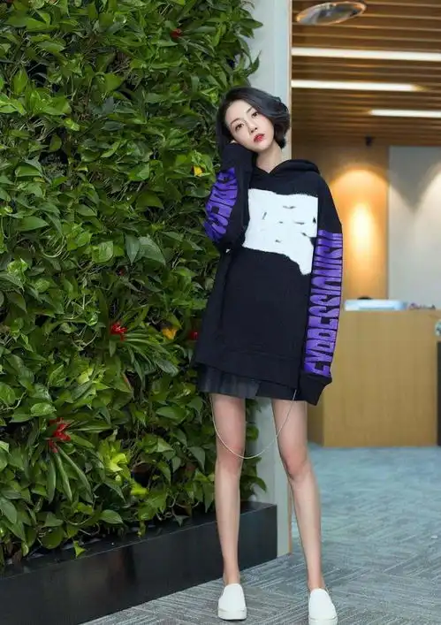 李溪芮用短发早这样搭配衣服真美,网友喜欢这样的高级感
