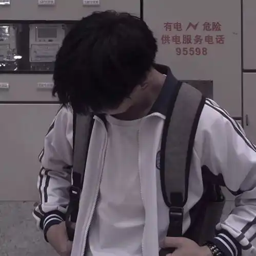 男生头像假装忙碌假装不辛苦假装不想你

