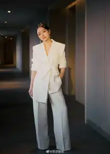 组图张靓颖着露肩长裙眼神温柔且坚定白色西装干练时尚气场足
