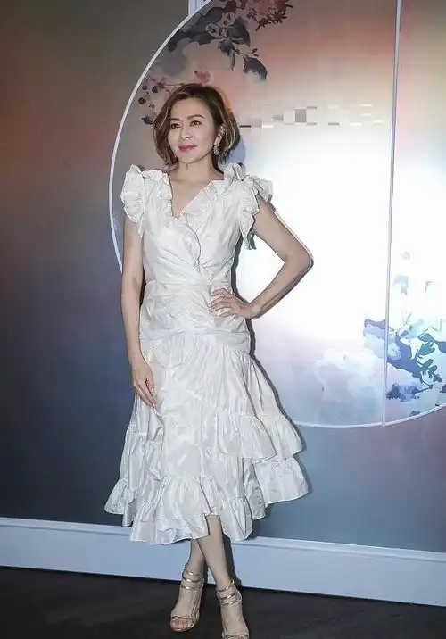 关之琳不愧是不老女神,穿白色连衣裙亮相减龄洋气,漂亮大方
