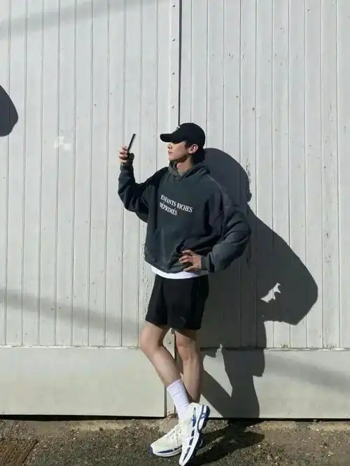 男人想拥有少年感,请至少把卫衣搭配整明白
