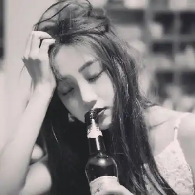 hello御姐黑白头像高冷,女人并非你想的那样坚强
