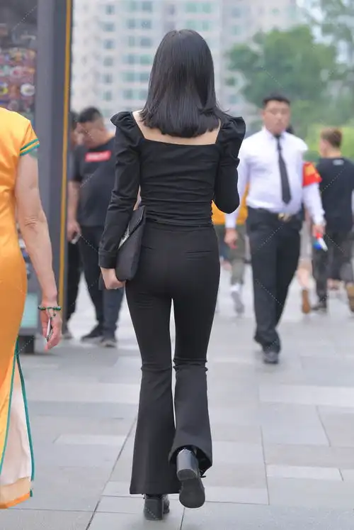 宽松长袖上衣,搭配黑色喇叭裤,同深色系穿搭
