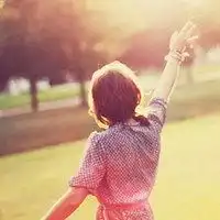 2018年女生白色简约背影微信头像图片大全
