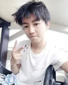 王源王俊凯晒出海照戴帅气墨镜悠闲看海
