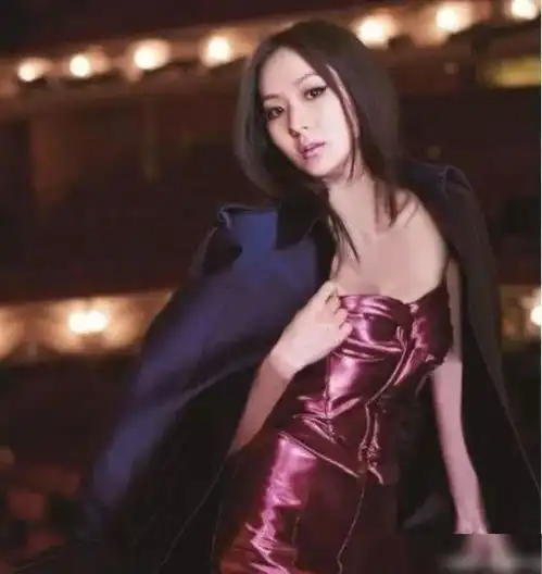 她13岁就开始追求丈夫,21岁就嫁进豪门,现41岁和丈夫如父女
