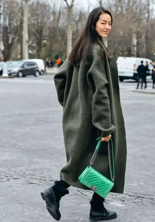时尚倪妮告诉你,冬天想显瘦一定要穿大一号的衣服
