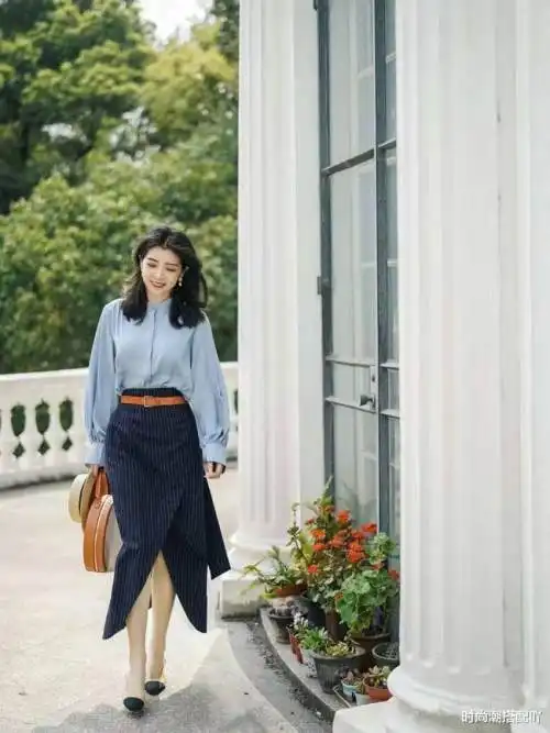 时尚穿搭美女治愈系蓝色服饰搭配,清爽又不失优雅,自信感满满
