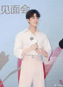 明星爱大牌吴磊粉色系look变身夏日小清新
