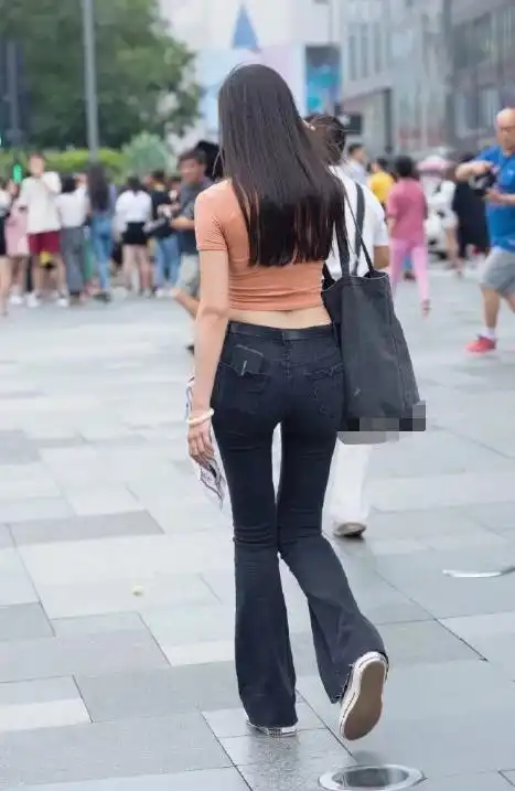 喇叭裤都穿上了,不配高跟鞋有点可惜
