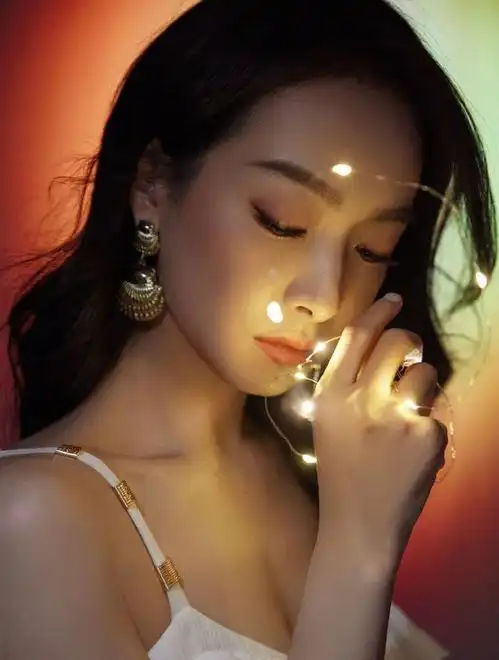 宋茜小年夜晚会造型,一袭白色连衣裙,凸显漂亮肩颈和曼妙身材

