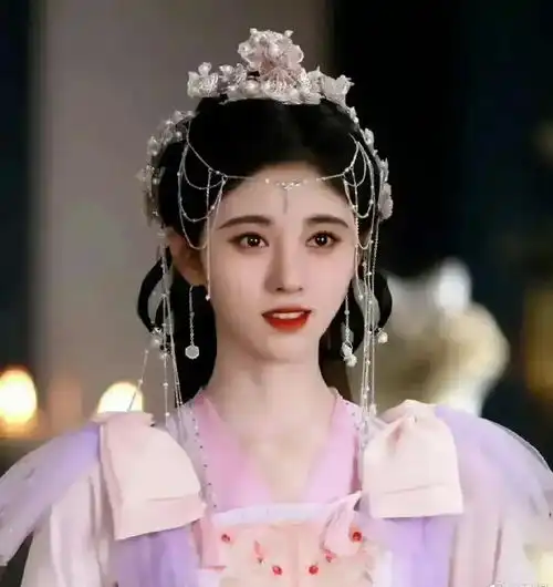 赵露思深陷整容风波,圈内好友力挺,她的变美碍了谁的路

