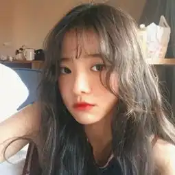 拿手机戴帽子女头像
