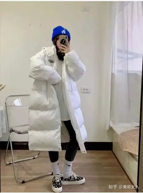 长款羽绒服搭配什么裤子好看
