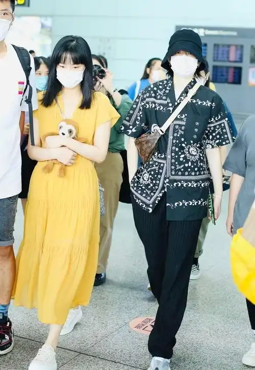 如何用穿搭展现不同气质跟黄龄李斯丹妮学,一个盐一个甜
