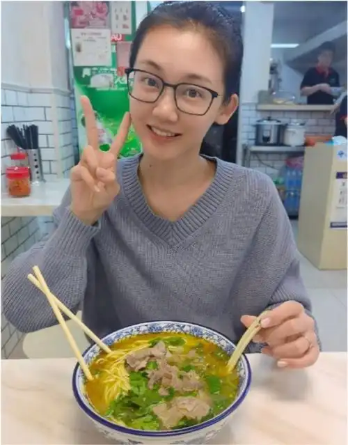 奔跑吧郑恺为苗苗温柔擦泪,两人甜蜜拥抱,苗苗再现深情望夫眼

