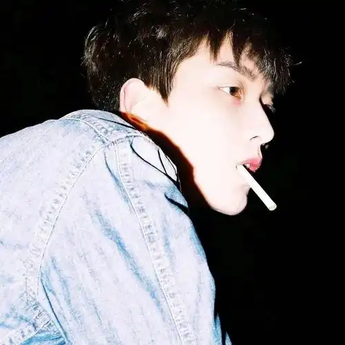 男生头像少年的眼底应永存炽热和希望
