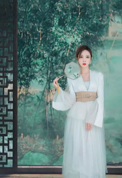 李思思薄纱连衣裙温婉灵动,手拿团扇气质优雅超惊艳
