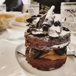 一栋超美的洋房庭院里,甜品与美景,不负初夏的大好时光
